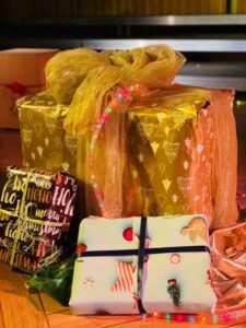 impressionen adventsbasar titelbild mit Geschenken